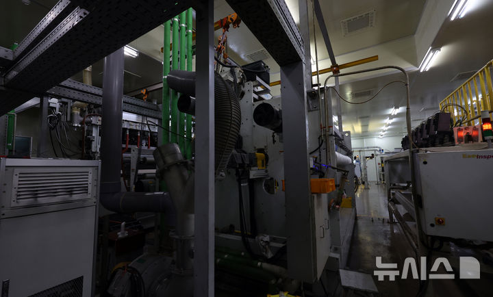 [세종=뉴시스] 강종민 기자 = 9일 세종시 전의면의 한 필름생산업체의 생산라인이 중동전쟁으로 인한 원자재 수급 부족으로 멈춰 서 있다.  업체관계자는 가동률이 절반 이하로 줄었다고 밝혔다. 2026.04.09. ppkjm@newsis.com