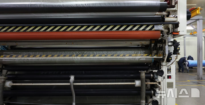 [세종=뉴시스] 강종민 기자 = 9일 세종시 전의면의 한 필름생산업체의 생산라인이 중동전쟁으로 인한 원자재 수급 부족으로 멈춰 서 있다.  업체관계자는 가동률이 절반 이하로 줄었다고 밝혔다. 2026.04.09. ppkjm@newsis.com