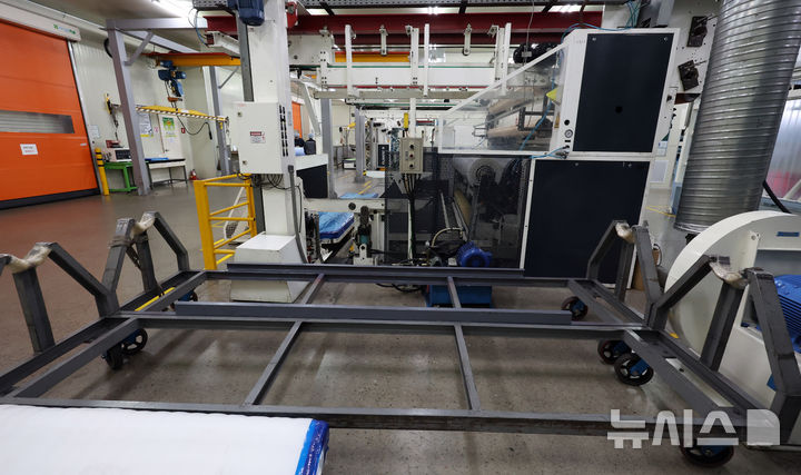 [세종=뉴시스] 강종민 기자 = 9일 세종시 전의면의 한 필름생산업체의 생산라인이 중동전쟁으로 인한 원자재 수급 부족으로 멈춰 서 있다.  업체관계자는 가동률이 절반 이하로 줄었다고 밝혔다. 2026.04.09. ppkjm@newsis.com