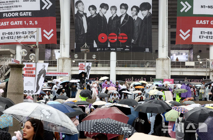 [고양=뉴시스] 황준선 기자 = 9일 오후 그룹 BTS(방탄소년단)의 월드투어 공연이 열리는 경기 고양시 고양종합운동장이 팬들로 붐비고 있다. 2026.04.09. hwang@newsis.com
