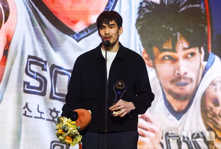 [서울=뉴시스] 정병혁 기자 = 9일 서울 강남구 그랜드 인터컨티넨탈 서울 파르나스에서 열린 2025-2026 LG전자 프로농구 시상식에서 신인선수상을 수상한 고양 소노 케빈 켐바오가 소감을 밝히고 있다. 2026.04.09. jhope@newsis.com