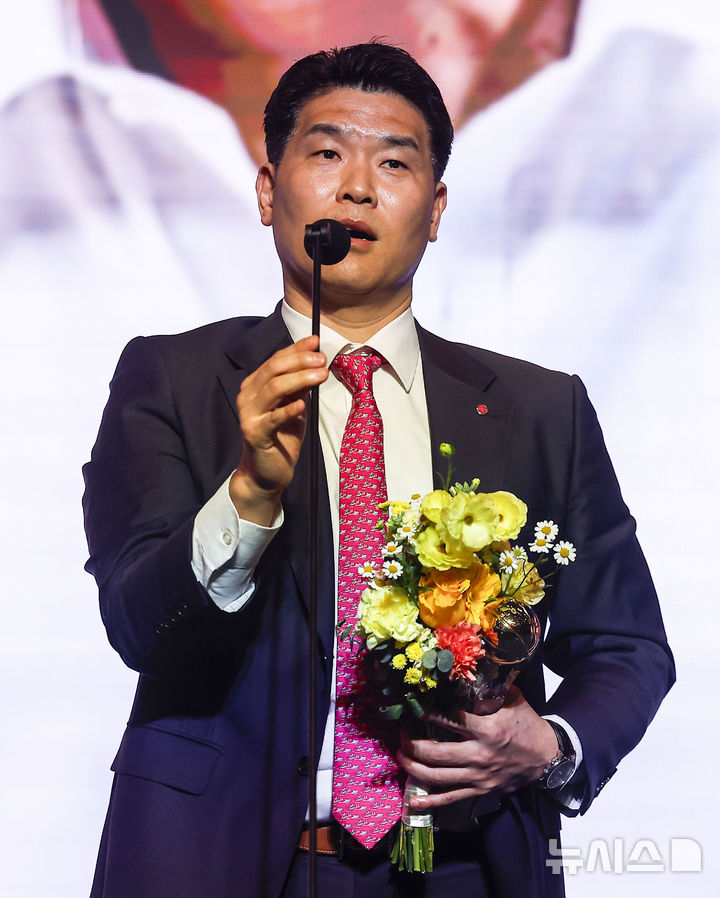 [서울=뉴시스] 정병혁 기자 = 9일 서울 강남구 그랜드 인터컨티넨탈 서울 파르나스에서 열린 2025-2026 LG전자 프로농구 시상식에서 감독상을 수상한 창원LG 조상현 감독이 소감을 밝히고 있다. 2026.04.09. jhope@newsis.com