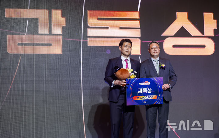 [서울=뉴시스] 정병혁 기자 = 9일 서울 강남구 그랜드 인터컨티넨탈 서울 파르나스에서 열린 2025-2026 LG전자 프로농구 시상식에서 구교은 CJ ENM 스포츠사업부장이 창원LG 조상현 감독에게 감독상을 전달한 뒤 기념촬영을 하고 있다. 2026.04.09. jhope@newsis.com