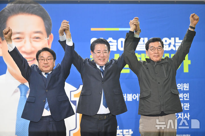 [광주=뉴시스] 이영주 기자 = 더불어민주당 전남광주특별시장 경선후보로 뛰었던 국회 행정안전위원장 출신 신정훈(오른쪽) 의원이 9일 오후 광주 서구 김영록(가운데) 후보의 캠프에서 김 후보를 향한 지지 선언을 보내며 강기정 광주시장과 함께 손을 들고 있다. 2026.04.09. leeyj2578@newsis.com