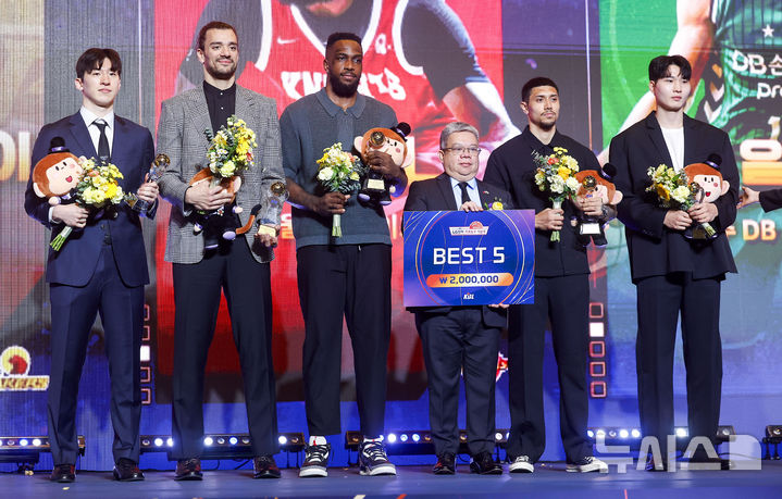 [서울=뉴시스] 정병혁 기자 = 9일 서울 강남구 그랜드 인터컨티넨탈 서울 파르나스에서 열린 2025-2026 LG전자 프로농구 시상식에서 버나뎃 테레스 페르난데즈 주한필리핀대사가 베스트5상 수상자들과 기념촬영을 하고 있다. 왼쪽부터 고양 소노 이정현, 창원 LG 아셈 마레이, 서울 SK 자밀 워니, 버나뎃 테레스 페르난데즈 주한필리핀대사, 원주 DB 이선 알바노, 서울 SK 안영준. 2026.04.09. jhope@newsis.com