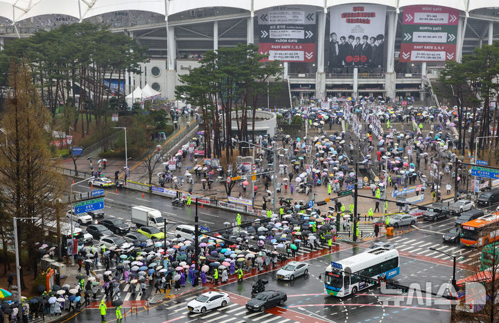 [고양=뉴시스] 황준선 기자 = 9일 오후 그룹 BTS(방탄소년단)의 월드투어 공연이 열리는 경기 고양시 고양종합운동장이 팬들로 붐비고 있다. 2026.04.09. hwang@newsis.com