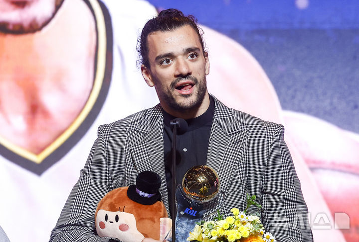 [서울=뉴시스] 정병혁 기자 = 9일 서울 강남구 그랜드 인터컨티넨탈 서울 파르나스에서 열린 2025-2026 LG전자 프로농구 시상식에서 외국선수 MVP상을 수상한 창원 LG 아셈 마레이가 소감을 밝히고 있다. 2026.04.09. jhope@newsis.com