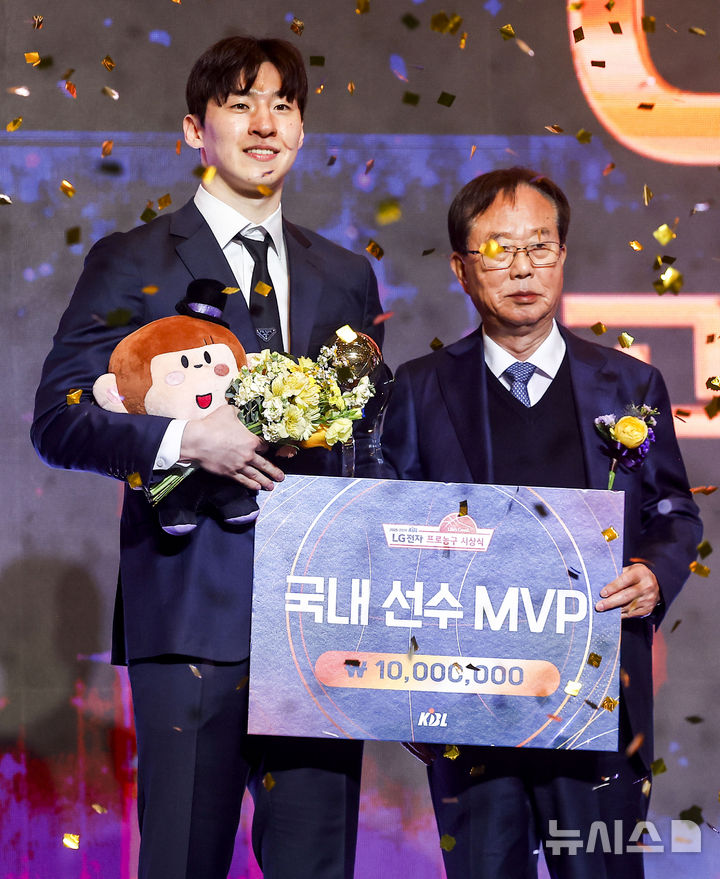 [서울=뉴시스] 정병혁 기자 = 9일 서울 강남구 그랜드 인터컨티넨탈 서울 파르나스에서 열린 2025-2026 LG전자 프로농구 시상식에서 이수광 KBL 총재가 고양 소노 이정현에게 국내선수MVP상을 전달한 뒤 기념촬영을 하고 있다. 2026.04.09. jhope@newsis.com