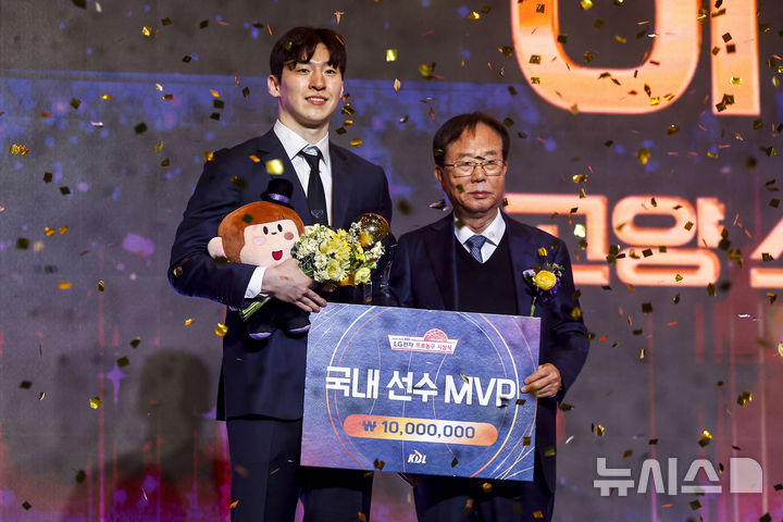 [서울=뉴시스] 정병혁 기자 = 9일 서울 강남구 그랜드 인터컨티넨탈 서울 파르나스에서 열린 2025-2026 LG전자 프로농구 시상식에서 이수광 KBL 총재가 고양 소노 이정현에게 국내선수MVP상을 전달한 뒤 기념촬영을 하고 있다. 2026.04.09. jhope@newsis.com