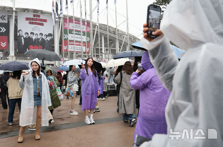 [고양=뉴시스] 황준선 기자 = 9일 오후 그룹 BTS(방탄소년단)의 월드투어 공연이 열리는 경기 고양시 고양종합운동장을 찾은 팬들이 기념촬영을 하고 있다. 2026.04.09. hwang@newsis.com