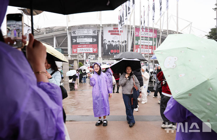 [고양=뉴시스] 황준선 기자 = 9일 오후 그룹 BTS(방탄소년단)의 월드투어 공연이 열리는 경기 고양시 고양종합운동장을 찾은 팬들이 기념촬영을 하고 있다. 2026.04.09. hwang@newsis.com