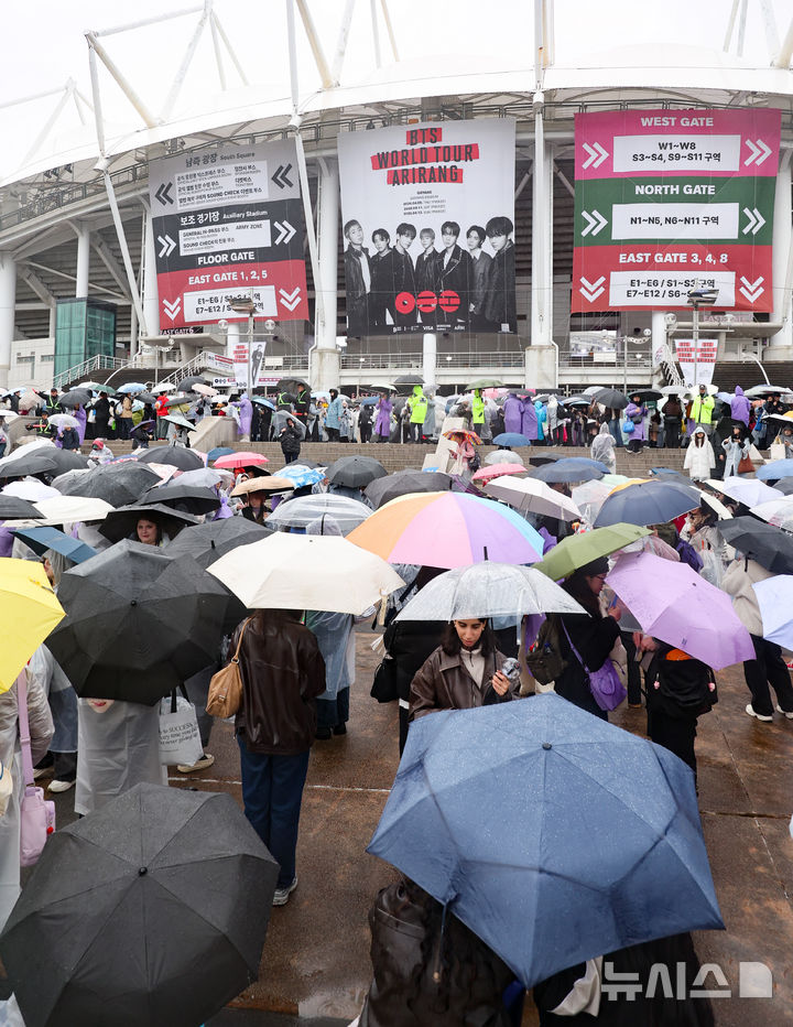 [고양=뉴시스] 황준선 기자 = 9일 오후 그룹 BTS(방탄소년단)의 월드투어 공연이 열리는 경기 고양시 고양종합운동장이 팬들로 붐비고 있다. 2026.04.09. hwang@newsis.com