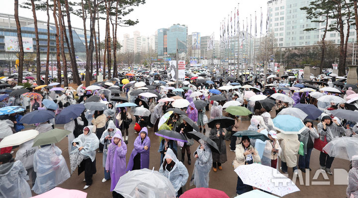 [고양=뉴시스] 황준선 기자 = 9일 오후 그룹 BTS(방탄소년단)의 월드투어 공연이 열리는 경기 고양시 고양종합운동장이 팬들로 붐비고 있다. 2026.04.09. hwang@newsis.com