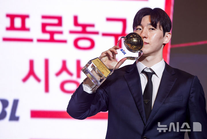 [서울=뉴시스] 정병혁 기자 = 9일 서울 강남구 그랜드 인터컨티넨탈 서울 파르나스에서 열린 2025-2026 LG전자 프로농구 시상식에서 국내선수 MVP를 수상한 고양 소노 이정현이 포즈를 취하고 있다. 2026.04.09. jhope@newsis.com