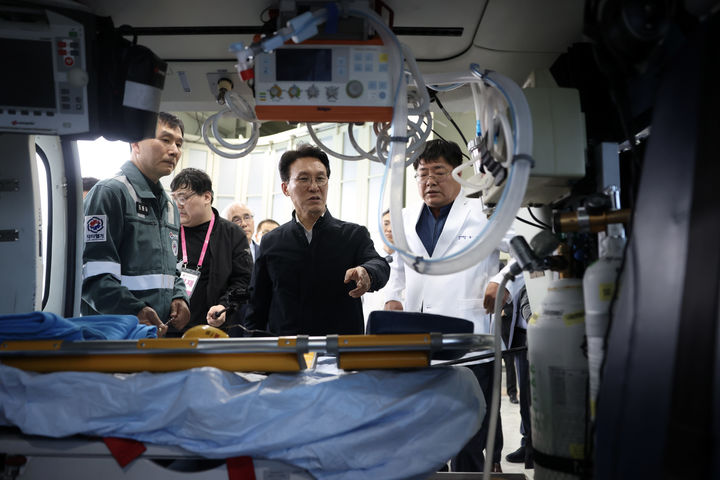 [서울=뉴시스] 김선웅 기자 = 김민석 국무총리가 9일 전북 익산시 원광대병원을 방문해 전북지역 응급환자 이송체계 현황을 점검하고 있다. (사진=총리실 제공) 2026.04.09. photo@newsis.com *재판매 및 DB 금지