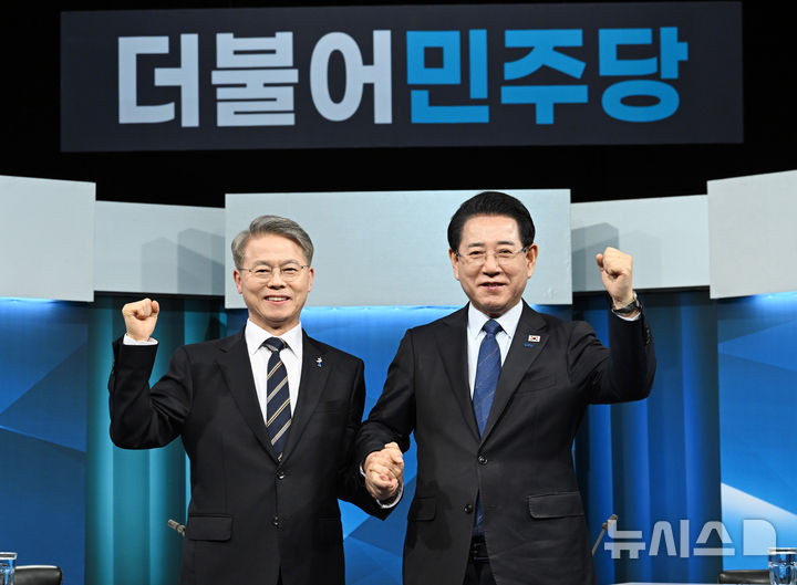 [광주=뉴시스] 이현행 기자 = 더불어민주당 전남광주통합특별시장 결선 후보인 민형배(왼쪽) ·김영록(오른쪽) 후보가 9일 오후 광주 남구 광주MBC 공개홀에서 열린 전남광주통합특별시장 민주당 후보 토론회에 앞서 건전한 토론을 다짐하고 있다. 2026.04.09. lhh@newsis.com