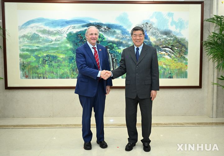 [베이징=신화/뉴시스] 허리펑 중국 국무원 부총리(오른쪽)가 세계 최대 헤지펀드 브리지워터 어소시에이츠 창업자 레이 달리오를 만나 전 세계 투자자들의 중국 투자 확대를 환영한다는 입장을 밝혔다. 9일 베이징에서 허 부총리와 달리오 창업자가 회담에 앞서 악수하는 모습. 2026.04.10