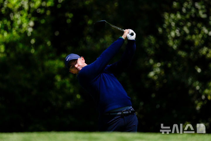 [오거스타=AP/뉴시스] 로리 매킬로이가 9일(현지 시간) 미 조지아주 오거스타 내셔널 골프클럽에서 열린 미국프로골프(PGA) 투어 제90회 마스터스 토너먼트 첫날 11번 홀에서 티샷하고 있다. 2026.04.10.