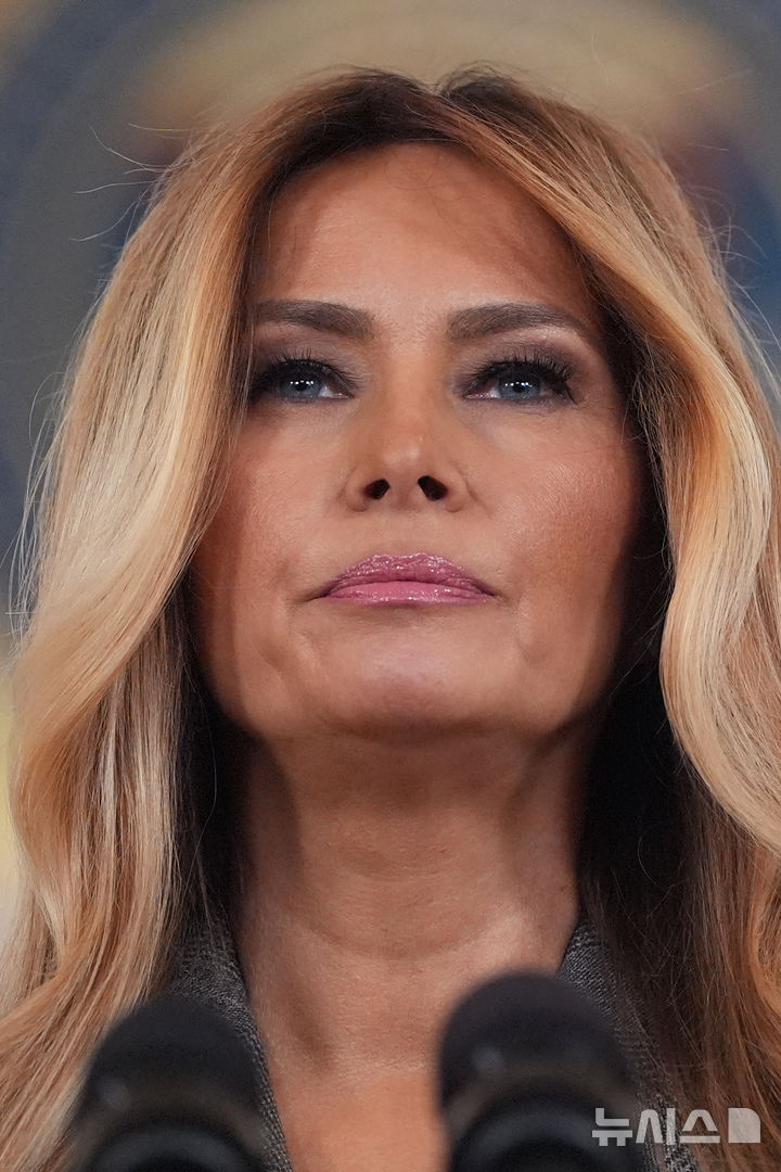 [워싱턴=AP/뉴시스] 도널드 트럼프 미국 대통령 부인 멜라니아 여사가 9일(현지 시간) 백악관에서 성명을 발표하고 있다. 멜라니아 여사는 '아동 성범죄자' 제프리 엡스타인과 연루설에 대해 "나와 엡스타인을 연결 짓는 거짓말들을 오늘로 끝내겠다"라며 "이는 중상모략"이라고 부인했다. 2026.04.09.