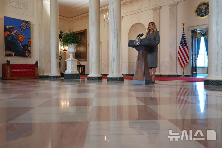 [워싱턴=AP/뉴시스] 도널드 트럼프 미국 대통령 부인 멜라니아 여사가 9일(현지 시간) 백악관에서 성명을 발표하고 있다. 멜라니아 여사는 '아동 성범죄자' 제프리 엡스타인과 연루설에 대해 "나와 엡스타인을 연결 짓는 거짓말들을 오늘로 끝내겠다"라며 "이는 중상모략"이라고 부인했다. 2026.04.09.