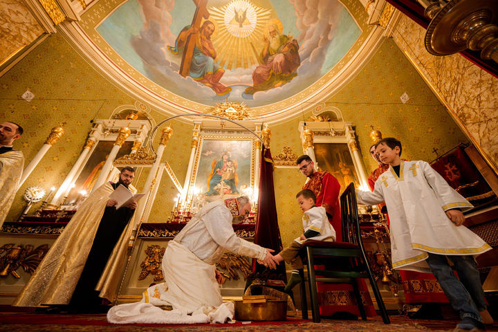 정교회 부활절 앞서 세족식 행하는 루마니아 대주교