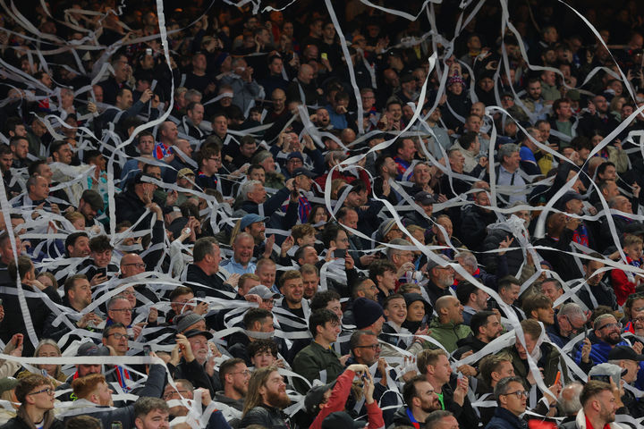 경기장에 종이 롤 던지는 축구 팬들