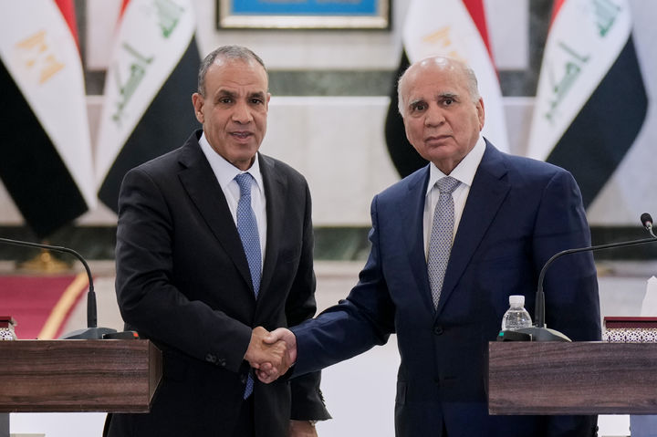 악수하는 이집트-이라크 외무장관