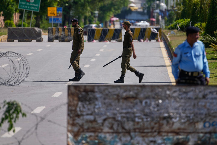 [이슬라마바드=AP/뉴시스]미국과 이란의 종전 협상을 하루 앞둔 10일(현지 시간) 파키스탄 이슬라마바드에서 경찰관들이 도로를 통제하고 있다. 2026.04.11.