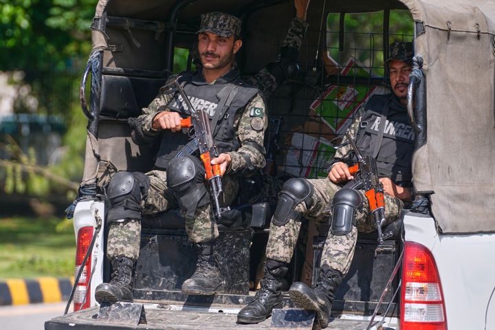 미-이란 협상 앞두고 순찰하는 파키스탄 군인들