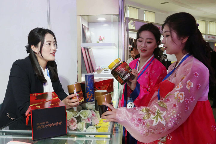 '키 크는 영양제' 둘러보는 평양 시민들