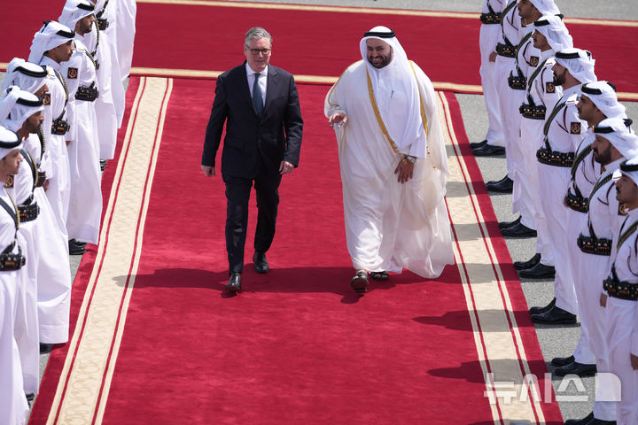[AP/뉴시스] 중동 순방에 나섰던 영국의 키어 스터머 총리가 사우디, 아랍에미리트연합에 이어 카타를 방문을 끝내고 10일 도하 국제공항에서 카타르 장관과 함께 작별 행사에 임하고 있다 