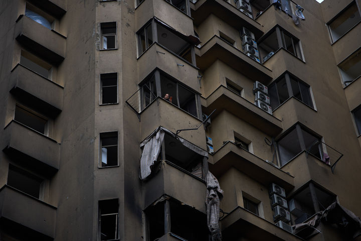 피격 건물 안에서 바깥 내다보는 베이루트 주민