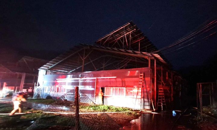 [횡성=뉴시스] 횡성 서원면 금대리 양계장 화재. (사진=강원도소방본부 제공) 2026.04.10. photo@newsis.com *재판매 및 DB 금지