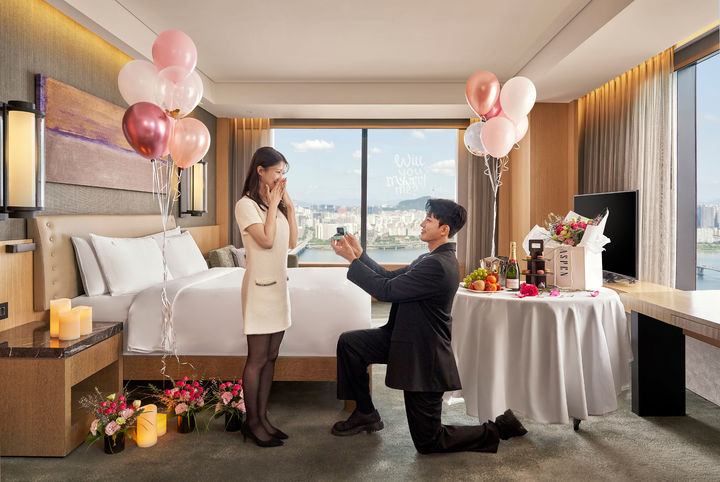 [서울=뉴시스] 콘래드 서울은 기존 프로포즈 패키지를 한층 업그레이드해 단 한 번뿐인 특별한 순간을 더욱 완성도 높게 경험할 수 있는 '올 포 유 (All for You) 패키지'를 선보인다.(사진=콘래드 서울)  *재판매 및 DB 금지