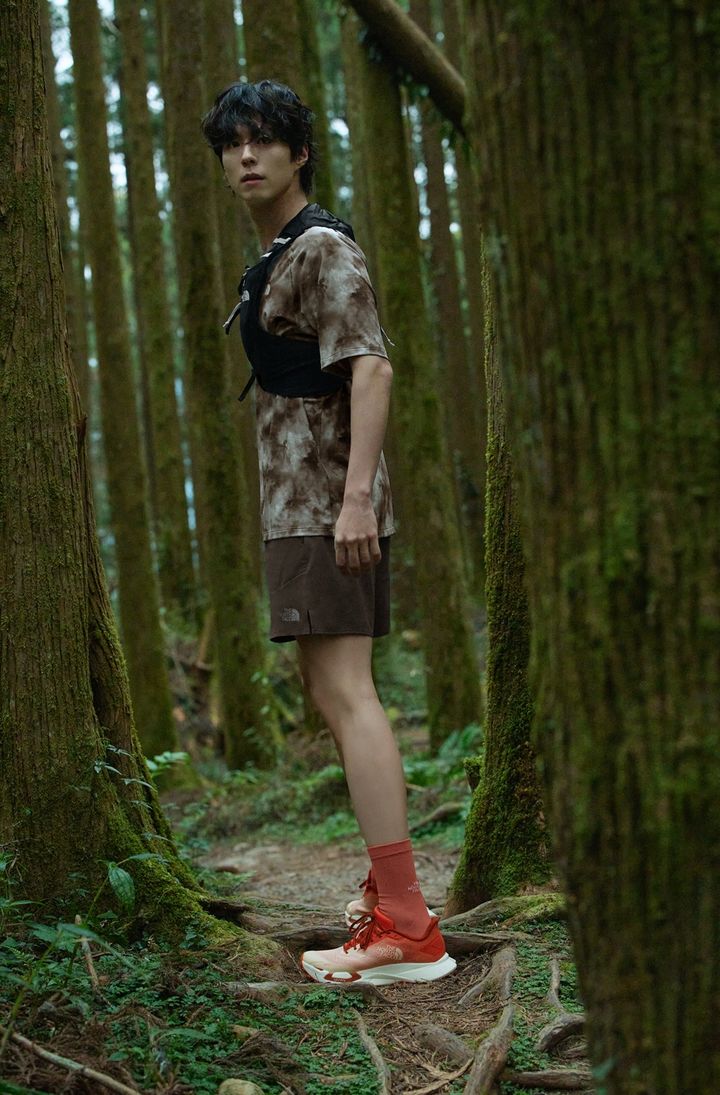 트레일화 '벡티브 엔듀리스4'를 비롯해 다양한 트레일러닝 컬렉션을 착용한 노스페이스 홍보대사 박보검. (사진=노스페이스 제공) *재판매 및 DB 금지