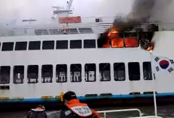 10일 오전 7시50분께 전남 해남군 땅끝항여객선터미널에 정박 중이던 621t급 여객선 A호에서 불이 나 해경이 진화 작업을 벌이고 있다. (사진=완도해경 제공) 2026.04.10. photo@newsis.com *재판매 및 DB 금지