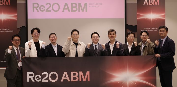 [서울=뉴시스] 지난 8일 서울 안다즈 호텔에서 열린 '리투오 자문단 위촉식'에서 휴메딕스 관계자와 자문위원들이 기념 촬영을 하고 있다. (사진=휴메딕스 제공) 2026.04.11. photo@newsis.com *재판매 및 DB 금지