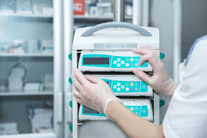 [서울=뉴시스] 지난 7일(현지시각) 미국 피플은 영국 버시에 사는 킷 체스터-캐너번(16)의 사연을 보도했다. 지난해 4월부터 허리 통증에 시달리던 킷은 11월에 급성 림프구성 백혈병을 진단 받았다. (사진=유토이미지)