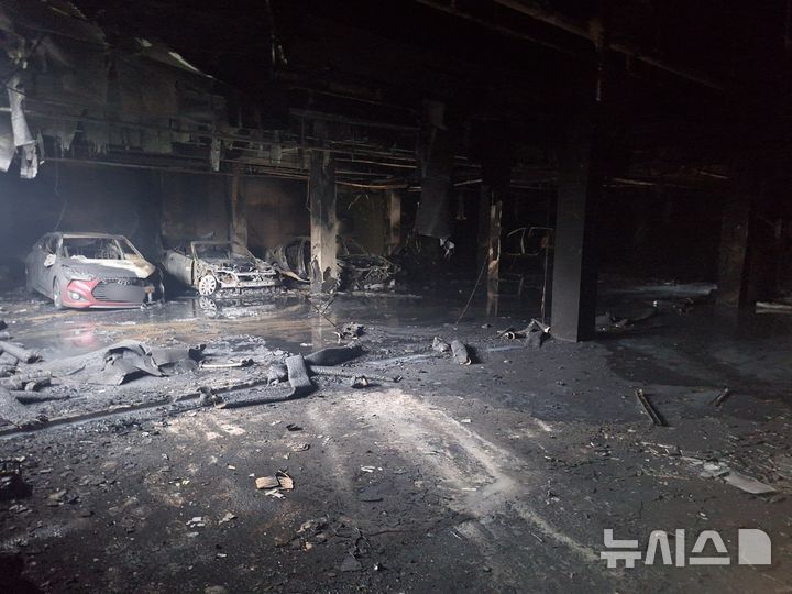 [제주=뉴시스] 10일 오전 서귀포시 안덕면 소재 리조트 지하주장에서 불이 나 소방당국이 진화에 나서고 있다. (사진=제주소방안전본부 제공) 2026.04.10. photo@newsis.com