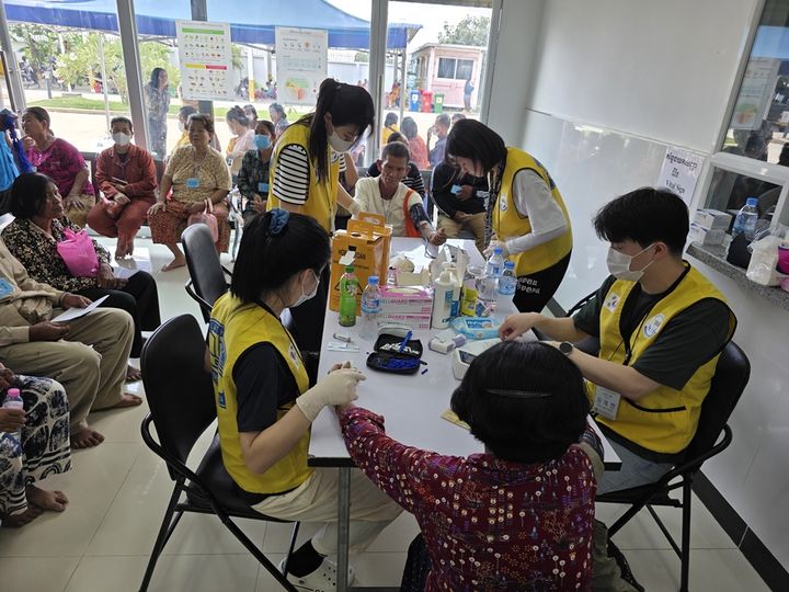 [서울=뉴시스] 가톨릭대학교 가톨릭중앙의료원은 지난달 29일부터 이달 2일까지 캄보디아 프놈펜에 위치한 ‘코미소 클리닉’에서 해외 의료봉사 활동을 진행했다고 10일 밝혔다. (사진=가톨릭대학교 가톨릭중앙의료원 제공) 2026.04.10. photo@newsis.com *재판매 및 DB 금지