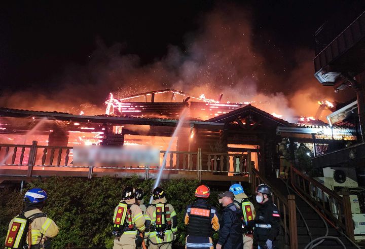 [부산=뉴시스] 10일 오전 부산 기장군의 한 음식점에서 불이 났다. (사진=부산소방재난본부 제공) 2026.04.10. photo@newsis.com *재판매 및 DB 금지