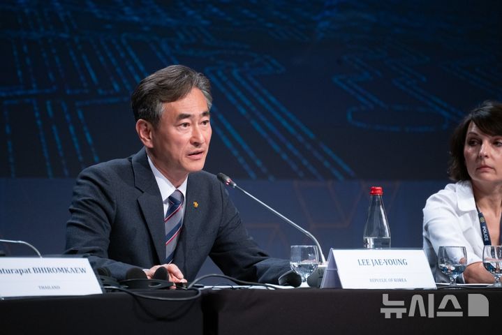 [서울=뉴시스]경찰청은 8일부터 10일까지 프랑스 리옹에서 열린 인터폴 국가중앙사무국(NCB) 국장회의에 참석했다고 밝혔다. 사진은 이재영 치안감이 NCB 국장회의에서 발언하고 있는 모습. (사진=경찰청 제공).2026.04.10