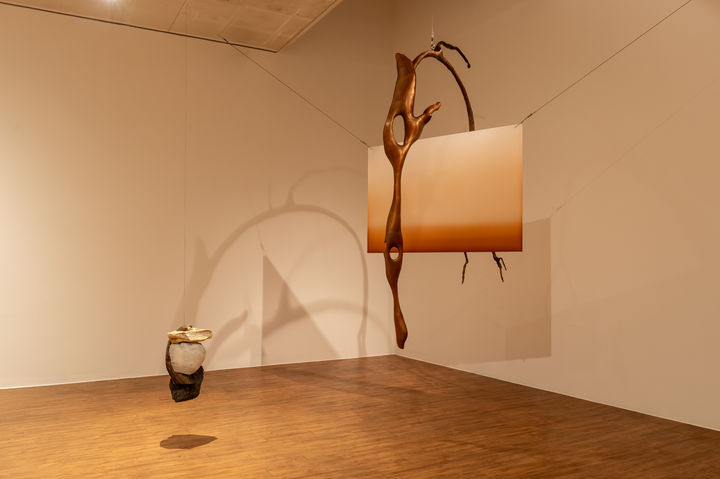 정희민, 낮은 달의 시간, 2026, 청동, 염색된 아크릴 패널, 아크릴 변성 광물 복합재, 가변크기, 코리아나미술관 제작 지원 *재판매 및 DB 금지