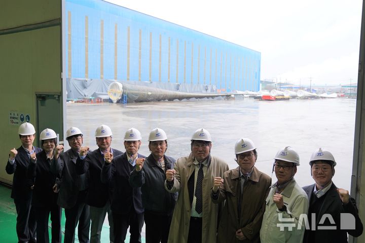 [세종=뉴시스]한국에너지기술평가원은 지난 9일 전북 군산에 있는 휴먼컴퍼지트를 방문해 풍력 블레이드 관련 연구 현장을 점검하고 관계자들과 협력 방안을 논의했다.(사진=에기평 제공)