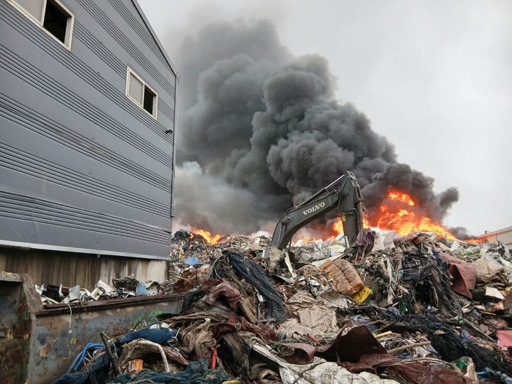 [익산=뉴시스] 10일 오전 6시15분께 전북 익산시 부송동의 폐기물 재활용 시설 내 폐기물을 쌓아놓은 야적장에서 불이 나 불길이 치솟고 있다. (사진=전북도소방본부 제공) 2026.04.10. photo@newsis.com *재판매 및 DB 금지