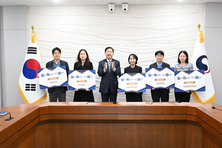 [세종=뉴시스] 구윤철 경제부총리 겸 재정경제부 장관이 9일 정부세종청사에서 열린 재정경제부 소확행(소소하지만 확실한 적극행정).팀확행(팀단위 확실한 적극행정) 시상식에서 팀확행 5개과 증서를 수여 후 기념사진을 찍고 있는 모습. 왼쪽부터 이희곤 외환제도과장, 박은영 금융세제과장, 구윤철 부총리, 유예림 전략투자지원과장, 민경신 물가정책과장, 윤정주 공급망정책담당관. (사진=재경부 제공) 2026.04.10. photo@newsis.com *재판매 및 DB 금지