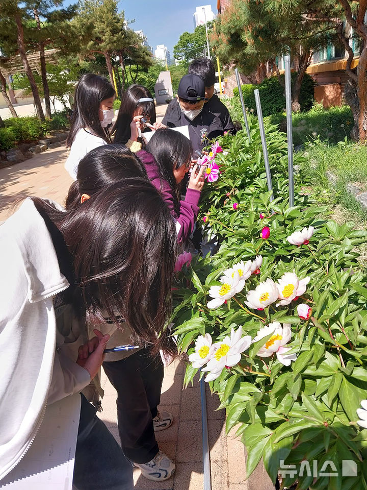 [성남=뉴시스] 성남시가 지역 내 한 초등학교 4학년을 대상으로 학교숲 탐방을 진행하고 있다 (사진=성남시 제공) 2026.04.10.photo@newsis.com