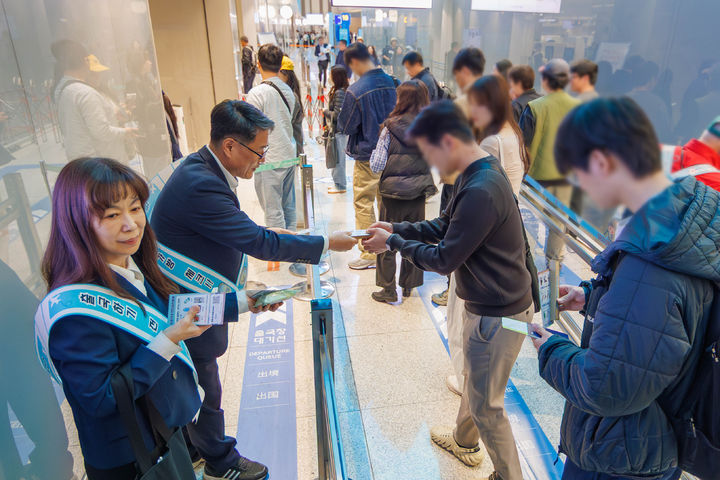 [서울=뉴시스] 9일 오후 인천공항 제2여객터미널 출국장에서 진행된 ‘기내 반입 금지물품 안내 캠페인’에서 서울지방항공청 김희석 청장직무대행(왼쪽)이 여객에게 기내반입금지물품 홍보 리플릿을 전달하고 있다. 2026.04.10. (사진=인천공항공사 제공) photo@newsis.com *재판매 및 DB 금지