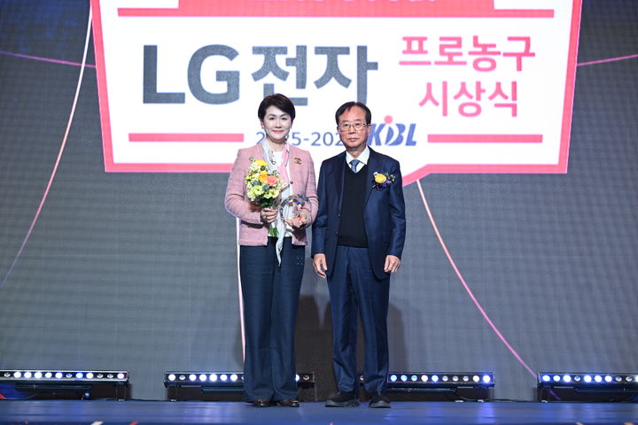 [서울=뉴시스] 동아오츠카가 '2025-2026 LG전자 프로농구 시상식'에서 KBL(남자프로농구)로부터 공로상을 수상했다. 왼쪽부터 이진숙 동아오츠카 마케팅본부 전무, 이수광 KBL 총재(사진=동아오츠카) *재판매 및 DB 금지