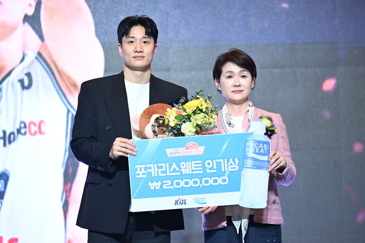 [서울=뉴시스] 동아오츠카는 2025-2026 LG전자 프로농구 시상식에서 허웅 선수에게 포카리스웨트 인기상을 시상했다.(사진=동아오츠카) *재판매 및 DB 금지